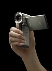 tg3 with hand soned 180 x 247 Sony’den Dünyanın En Küçük Full HD Handycam’i