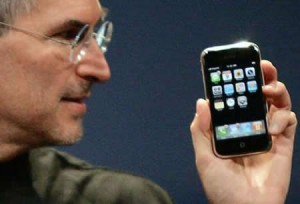 steve-jobs-holding-iphone