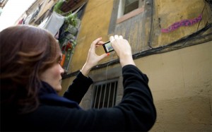 lady-taking-cameraphone-pic