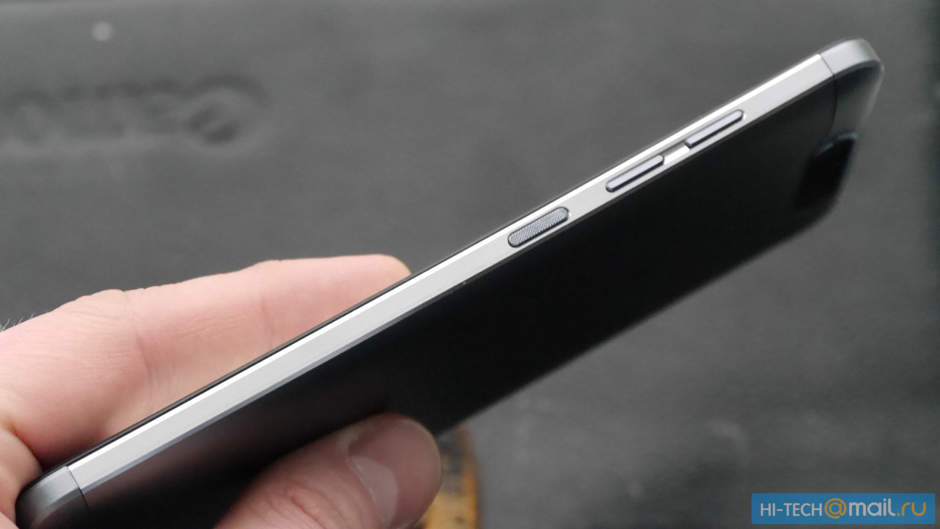 zte-blade-v8-301216-3