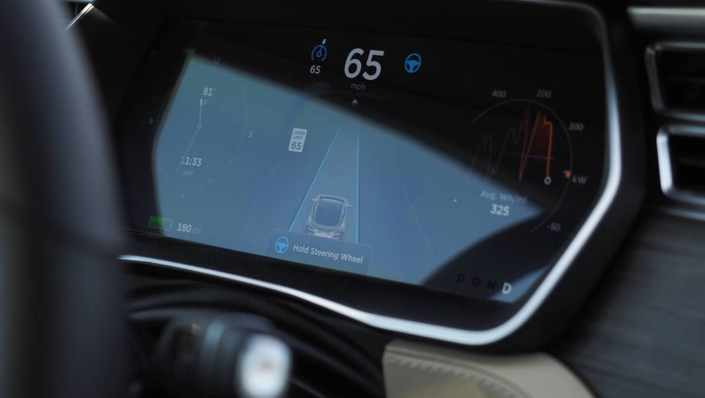 Tesla otomatik sürüş yazılımını önceliklerinden biri haline getiriyor