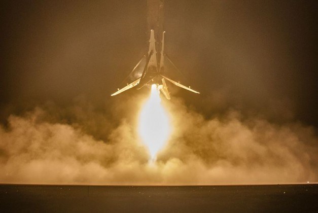 SpaceX Falcon 9'un başarılı kalkış ve inişinin fotoğraflarını yayınladı