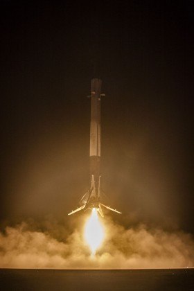 SpaceX Falcon 9'un başarılı kalkış ve inişinin fotoğraflarını yayınladı
