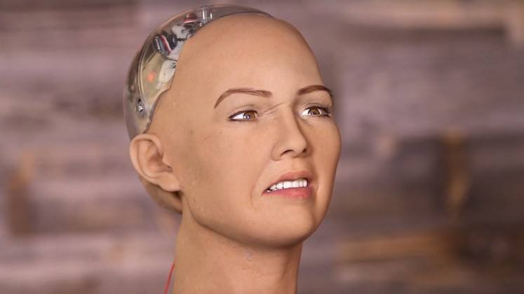 Sophia robot insansı yüz ifadeleriyle dikkat çekiyor