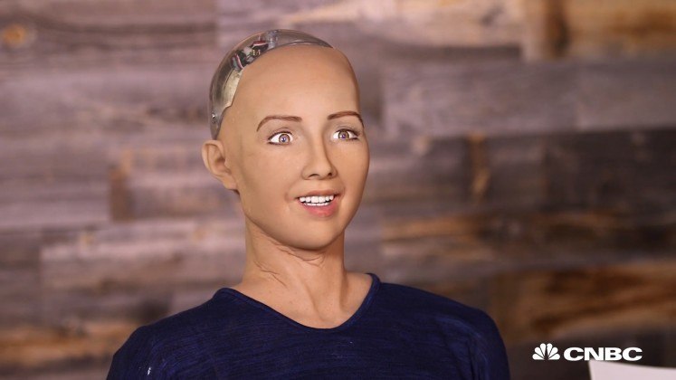 Sophia robot insansı yüz ifadeleriyle dikkat çekiyor