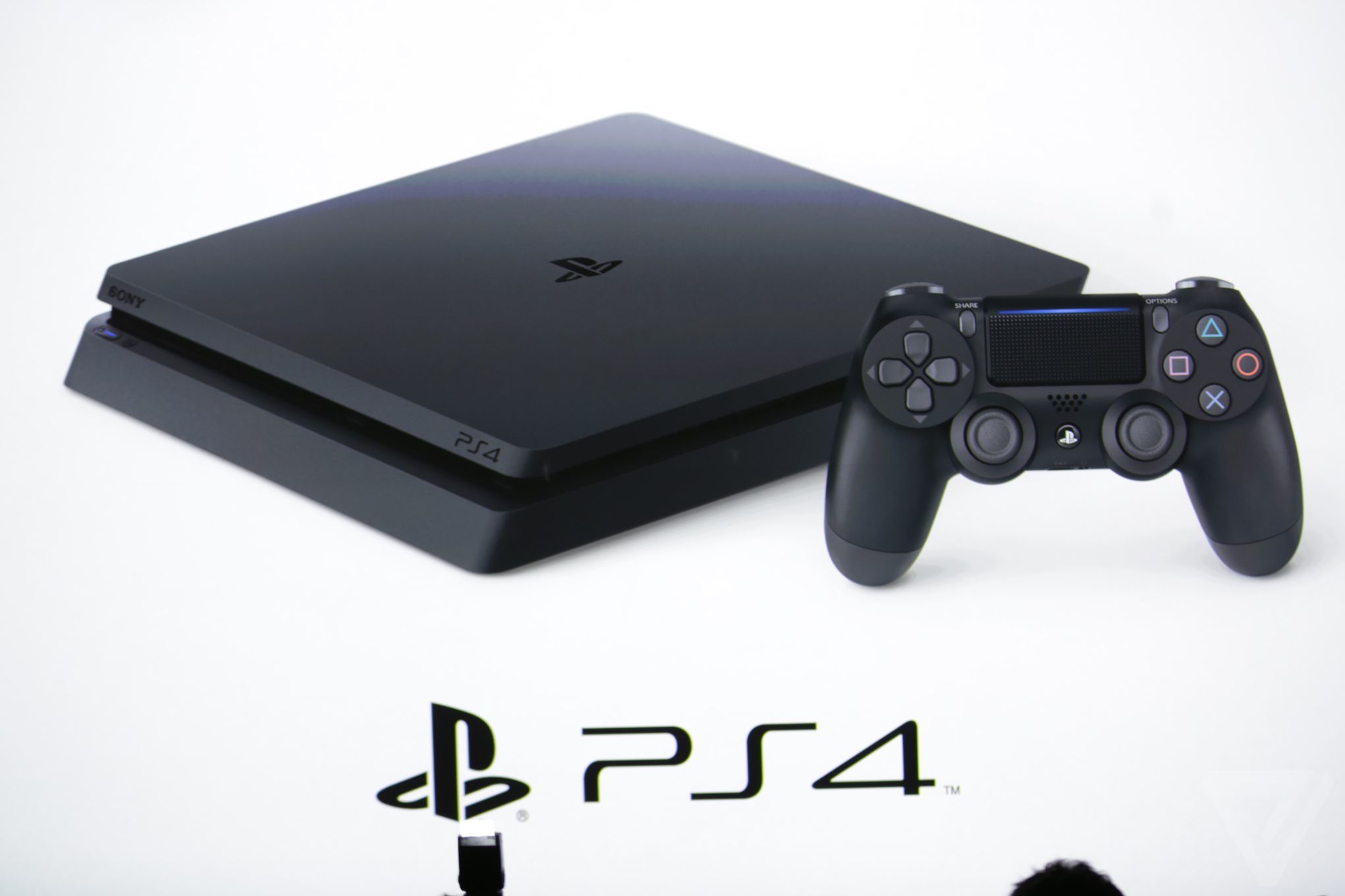 Название playstation. Sony PLAYSTATION 4 Slim. PLAYSTATION 4 Slim 1000 GB. ПС 5 слим. Плейстейшен 4 слим белая.