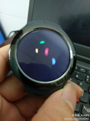 HTC'nin Android Wear saatine ait olduğu söylenen yeni fotoğraflar internete sızdı