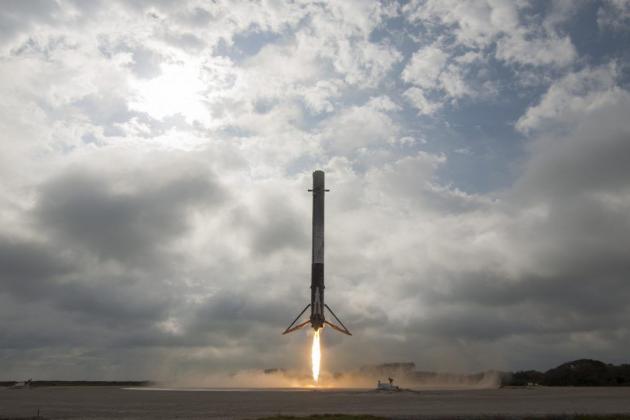 SpaceX Falcon 9'u üçüncü defa zemine dik olarak indirmeyi başardı