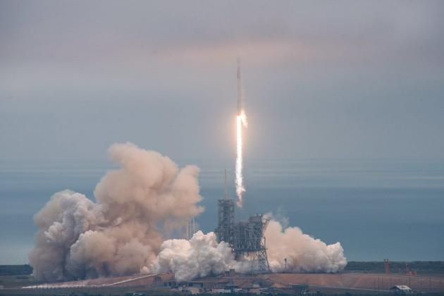 SpaceX Falcon 9'u üçüncü defa zemine dik olarak indirmeyi başardı