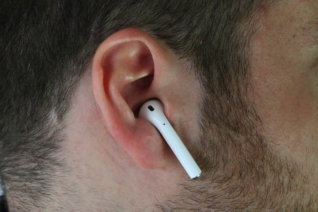 Поместите оба airpods в уши