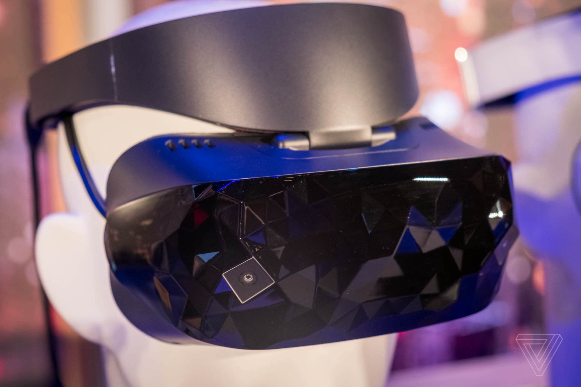 Microsoft Asus ve Dell tarafından üretilen Windows 10 VR başlıklarını görücüye çıkardı