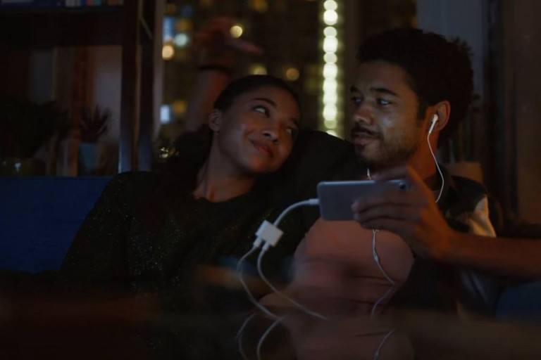 Samsung’dan iPhone X’a gönderme yapan Galaxy Note 8 reklamı Samsung’dan iPhone X’a gönderme yapan Galaxy Note 8 reklamı