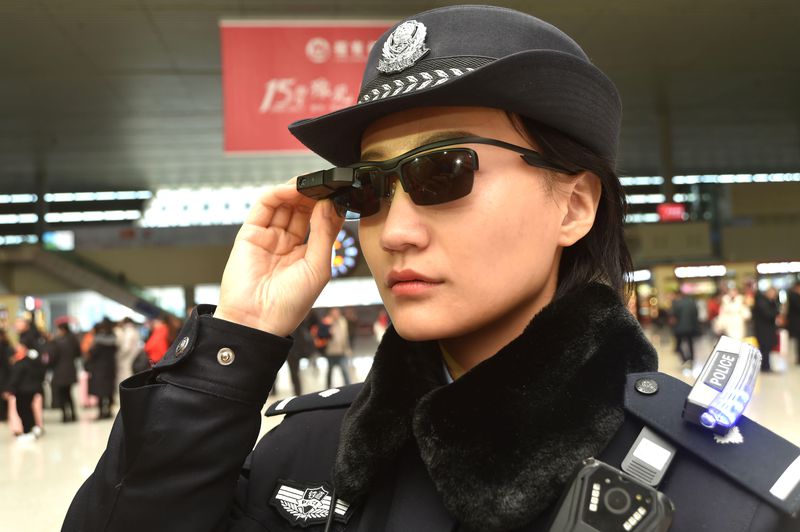 Çinli polisler yüz tanıma özellikli güneş gözlükleriyle insanları izliyor
