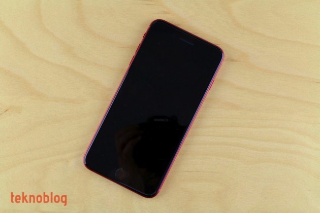 Video: Kırmızı iPhone 8 Plus Kutusundan Çıkıyor (Ön İnceleme)