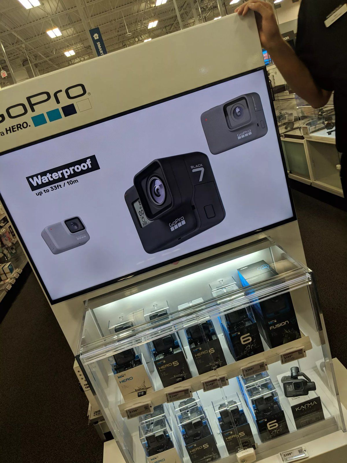 GoPro Hero 7 bir mağazanın tanıtım ekranında görüldü