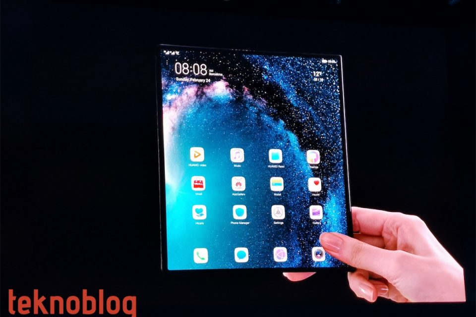 Huawei’nin elinde Galaxy Fold benzeri tasarım da varmış, ancak kullanmamış