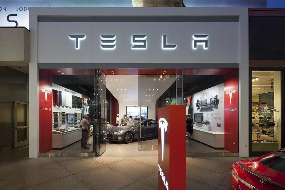 Tesla mağaza kapatmak yerine otomobil fiyatlarına zam yapıyor