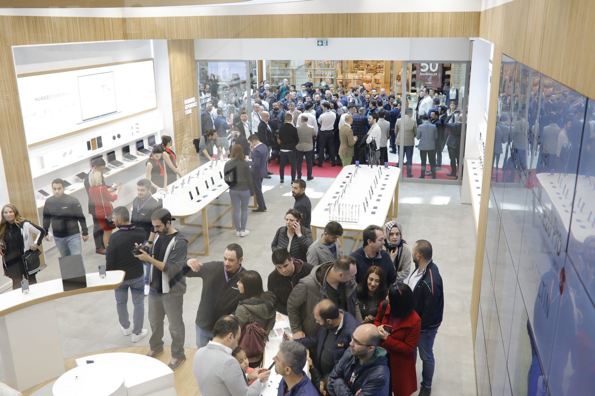 İstinyePark Huawei Deneyim Mağazası büyük ilgiyle kapılarını açtı