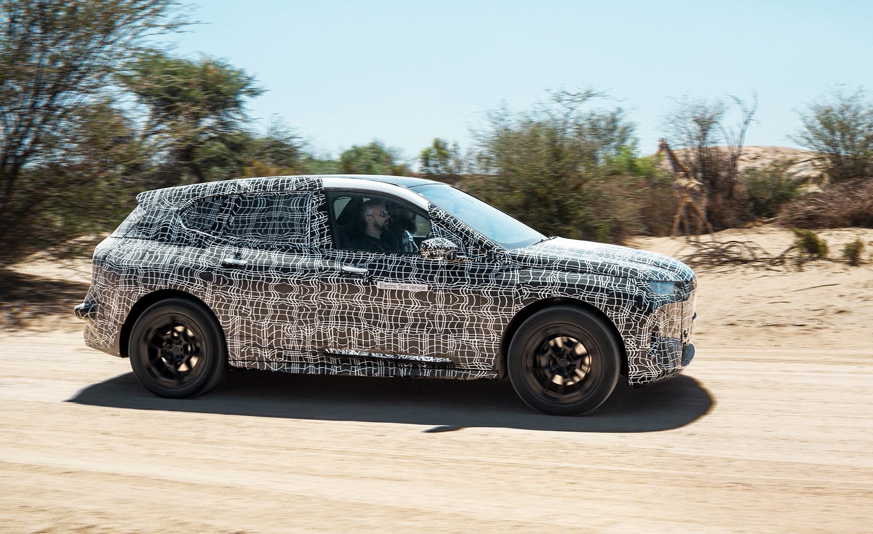 BMW yeni elektrikli otomobilini çölde test etti