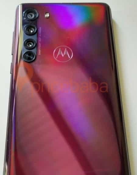 Motorola Edge fotoğrafı arka kameranın detaylarını gösteriyor