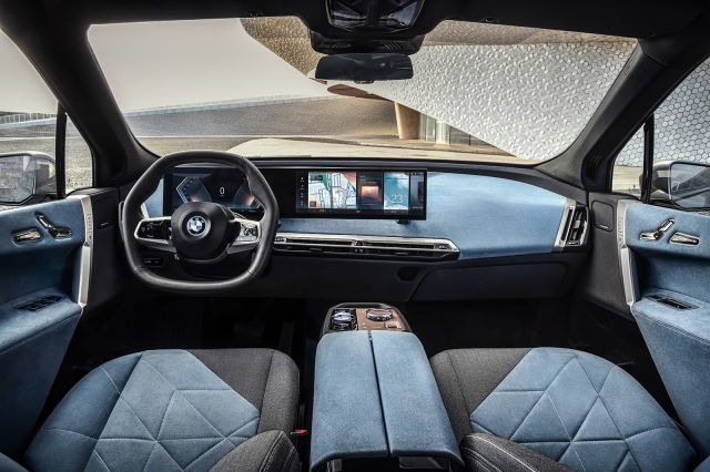 BMW'nin merakla beklenen elektrikli otomobili iX sonunda tanıtıldı