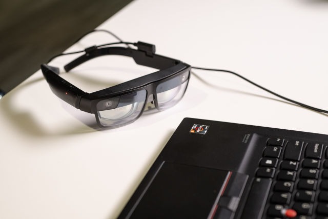 Lenovo ThinkReality A3 akıllı gözlük aynı anda beş sanal ekranı gösterebilecek