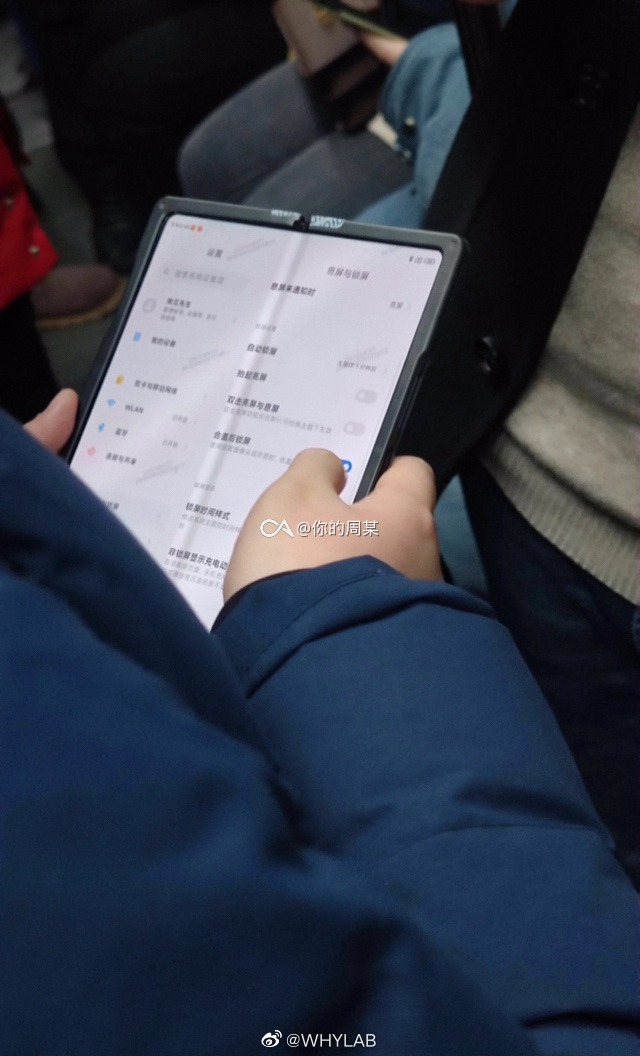 Xiaomi'nin katlanabilir ekranlı telefonu metroda görüntülendi