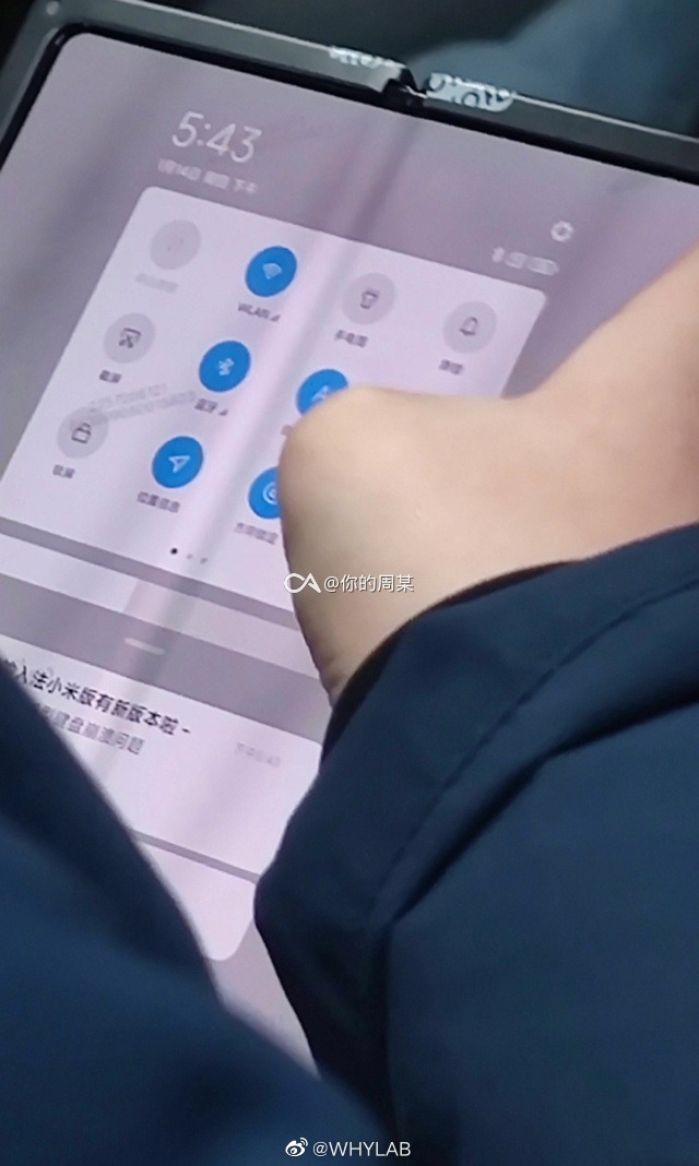 Xiaomi'nin katlanabilir ekranlı telefonu metroda görüntülendi