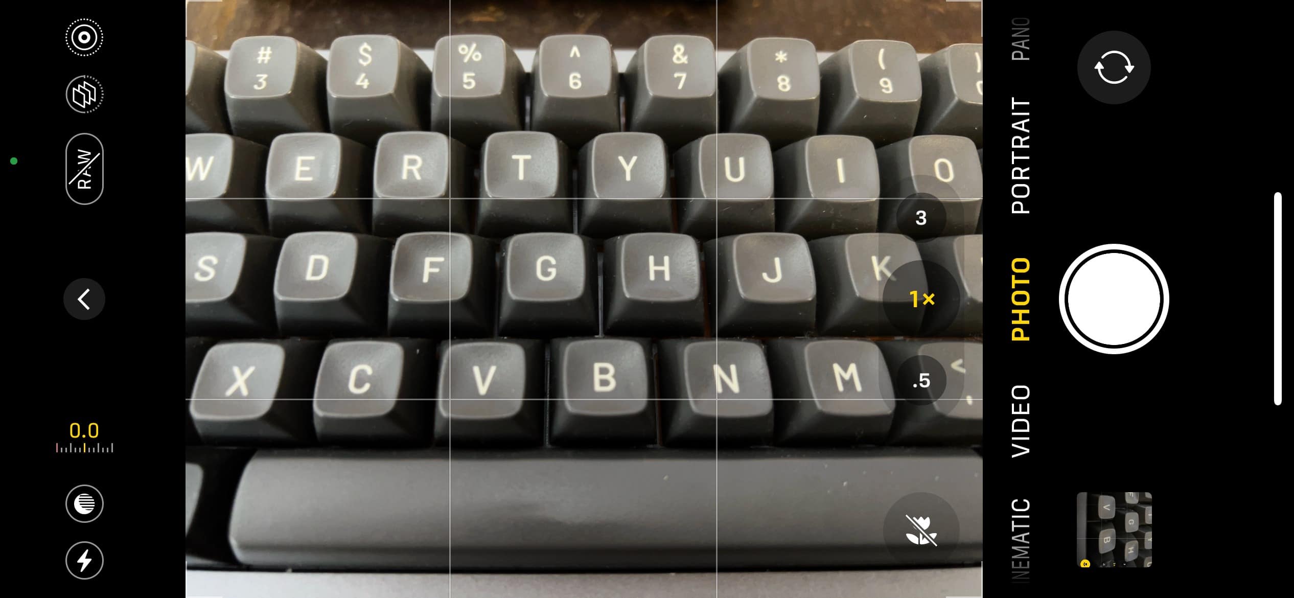 iOS 15.2 ile gelecek yeni iPhone 13 Pro makro düğmesi görüldü