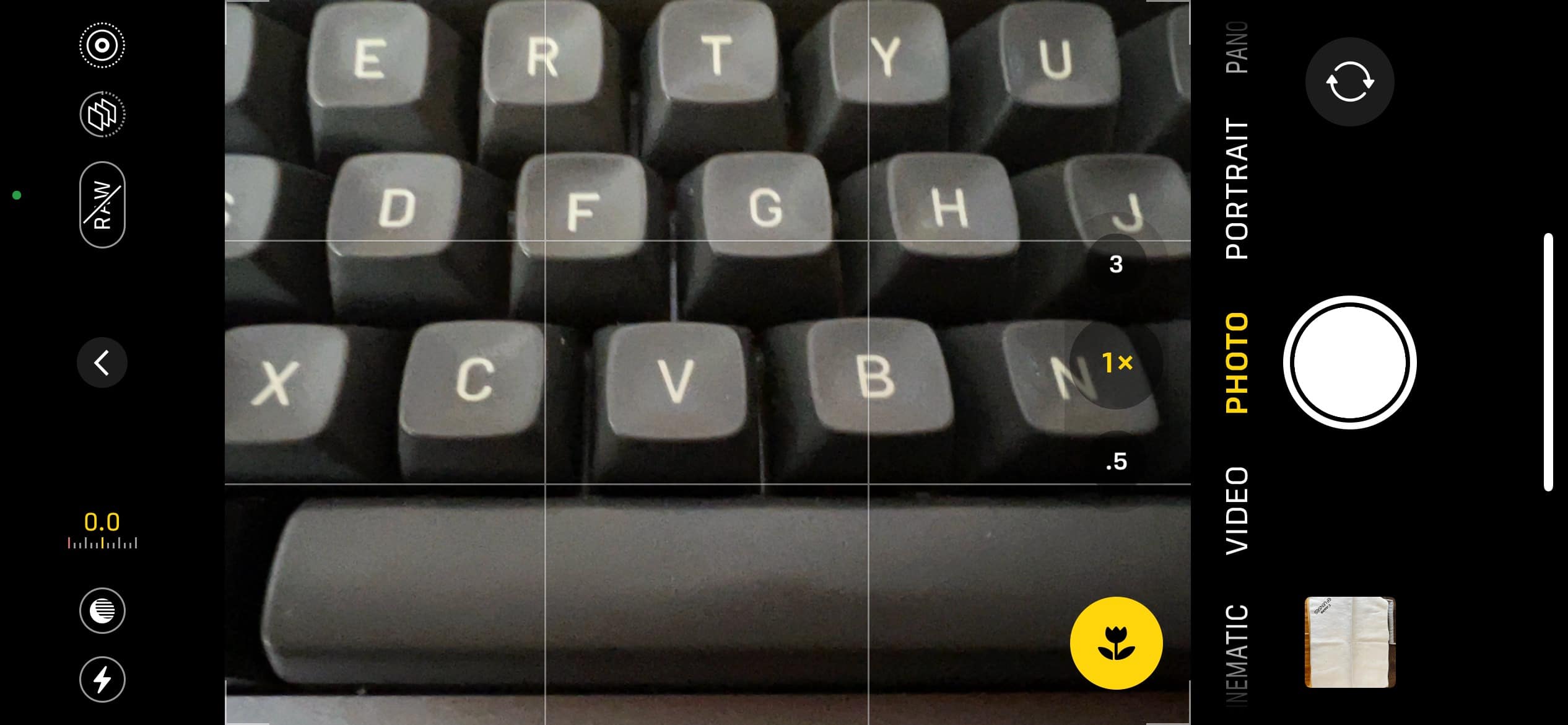 iOS 15.2 ile gelecek yeni iPhone 13 Pro makro düğmesi görüldü