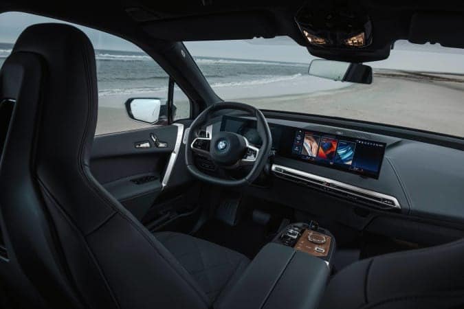BMW iX M60 çift elektrikli motorla yüksek performans sunacak