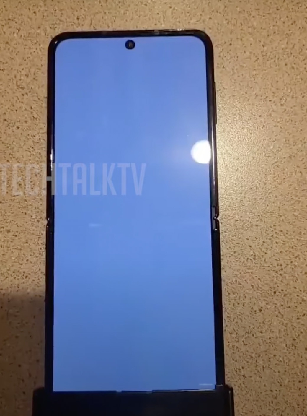 Galaxy Z Flip 4'ün yeni sızan görüntüleri azalmış ekran kırışıklığını gösteriyor