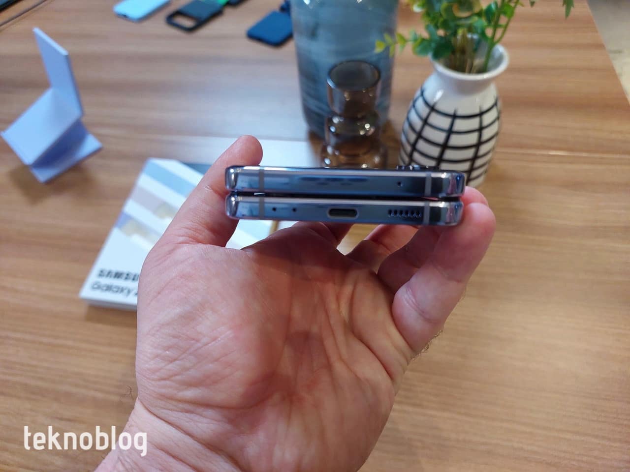 Galaxy Z Flip 4 rafine tasarım ve özelliklerle tanıtıldı