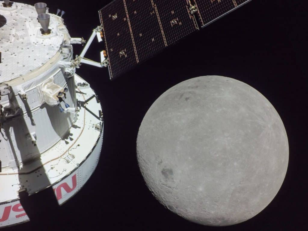 NASA'nın Orion kapsülü Ay'ın etrafını dolaştı, etkileyici Dünya görüntüleri paylaştı