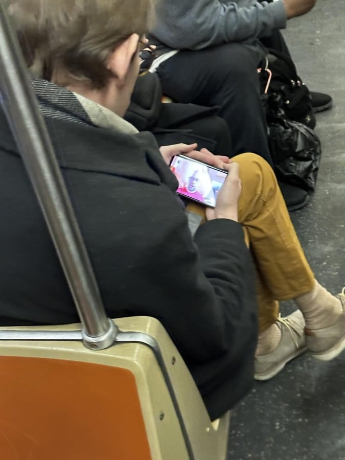 Google Pixel Fold olduğu iddia edilen cihaz New York metrosunda görüldü