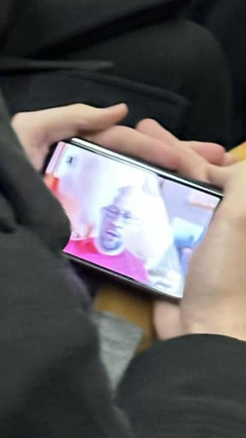 Google Pixel Fold olduğu iddia edilen cihaz New York metrosunda görüldü