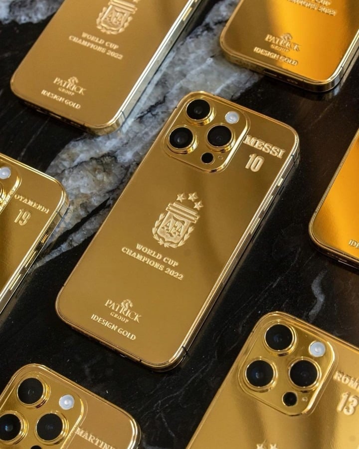 Lionel Messi Arjantin Milli Takımı'ndaki arkadaşlarına altın kaplama iPhone hediye etti