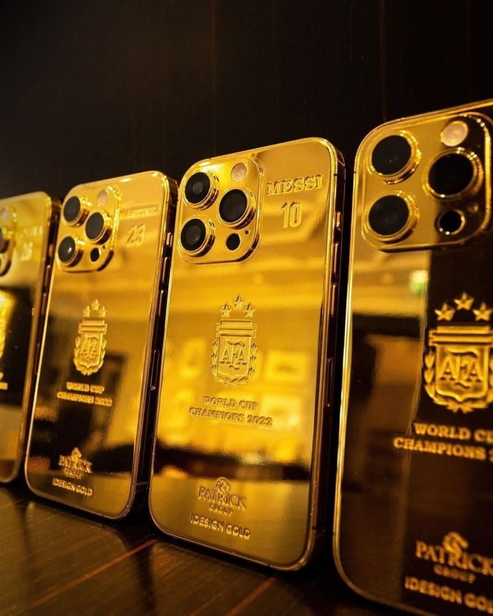 Lionel Messi Arjantin Milli Takımı'ndaki arkadaşlarına altın kaplama iPhone hediye etti