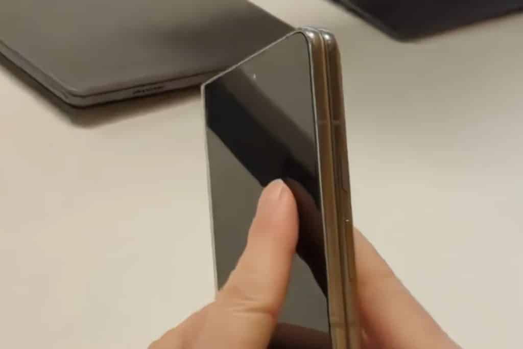 Google Pixel Fold gerçek hayatta ortaya çıktı!