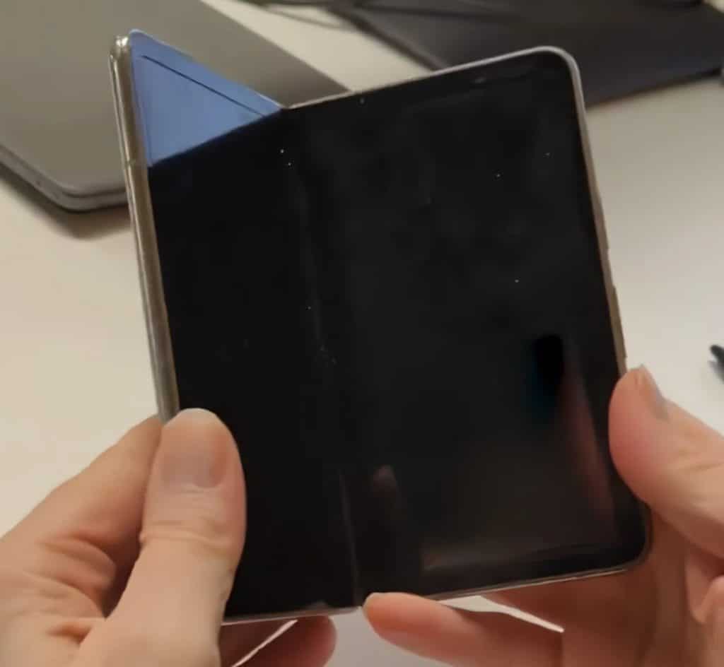 Google Pixel Fold gerçek hayatta ortaya çıktı!