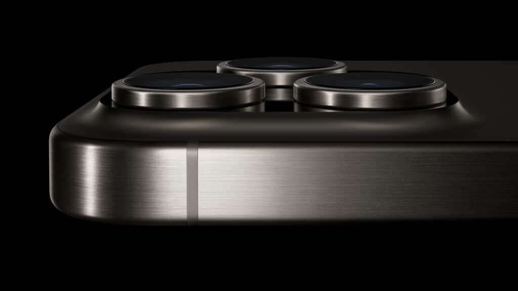 Apple iPhone 15 Pro ve 15 Pro Max titanyum kasanın gücü ve "Action Button" yeniliğiyle geldi