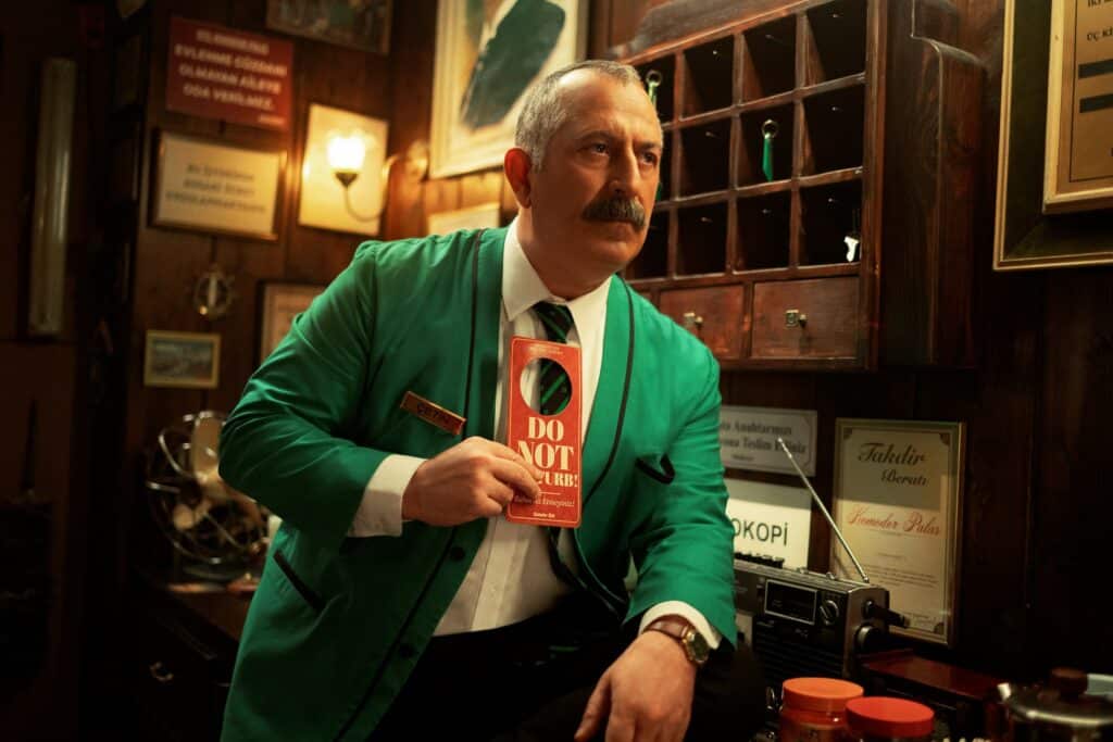 Netflix Cem Yılmaz imzalı Do Not Disturb filminin fragmanını ve ilk görsellerini paylaştı