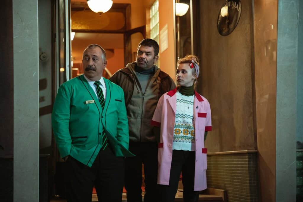 Netflix Cem Yılmaz imzalı Do Not Disturb filminin fragmanını ve ilk görsellerini paylaştı