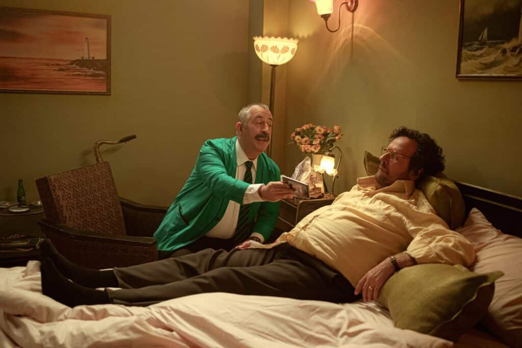 Netflix Cem Yılmaz imzalı Do Not Disturb filminin fragmanını ve ilk görsellerini paylaştı