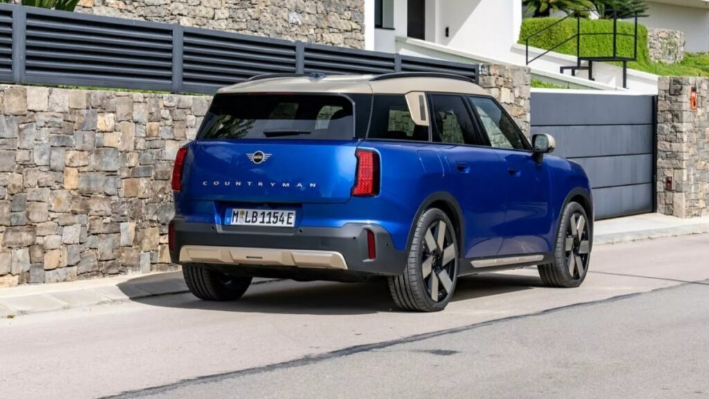 Elektrikli Mini Countryman artık tek şarjla 501 km yol alabiliyor
