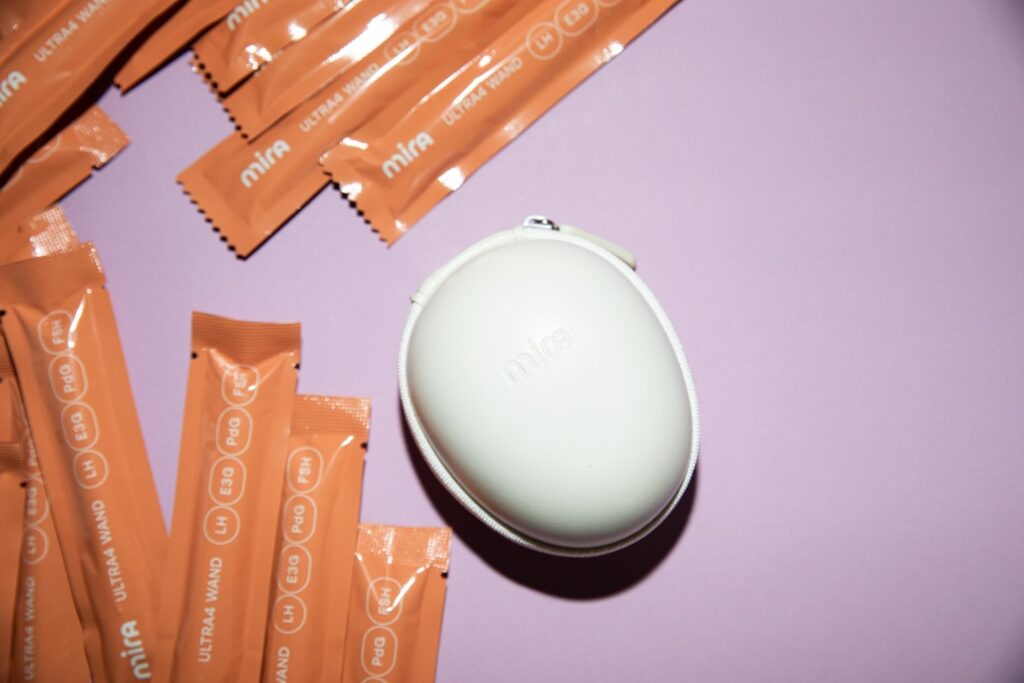 Bu yumurta şeklindeki cihaz, idrarla hormon takibini mümkün kılıyor