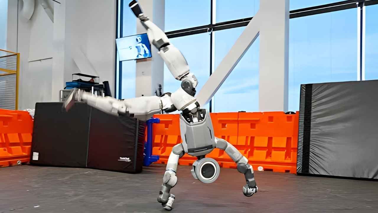 Atlas tek akışta takla ve arkaya salto yapıyor