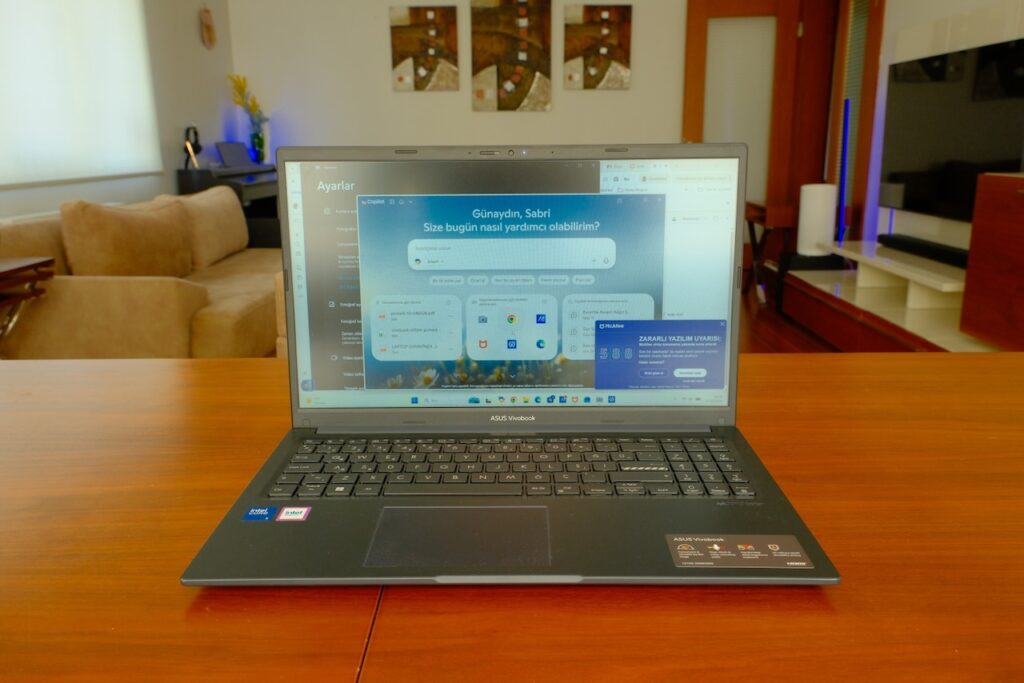 Intel Core 5 120U ile iş ve eğlence arasında güçlü bir köprü: ASUS Vivobook 15 X1504V İncelemesi