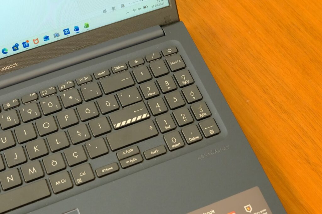 Intel Core 5 120U ile iş ve eğlence arasında güçlü bir köprü: ASUS Vivobook 15 X1504V İncelemesi