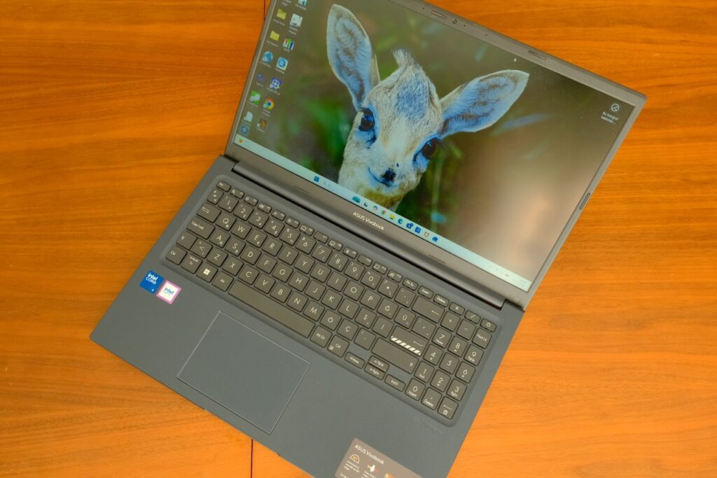 Intel Core 5 120U ile iş ve eğlence arasında güçlü bir köprü: ASUS Vivobook 15 X1504V İncelemesi